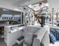Le poste de pilotage est situé sur la cloison avant du cockpit à tribord et est très clair.