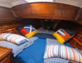Bed linen instead of sleeping bags: A cosy, tidy and beautifully designed bunk invites you to rest and promotes sleep