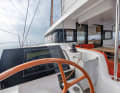 Les postes de pilotage extérieurs et inférieurs permettent de bien voir les voiles.