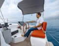Le siège de pilotage est très confortable. Le bimini pourrait toutefois protéger plus efficacement du soleil.
