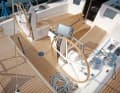 The cockpit looks quite compact in relation to the size of the boat, but offers comfortable dents, high coamings and good support options when the boat is in position.