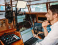 Schwimmendes Hightech-Büro: Mathias Salomon an seinem Arbeitsplatz im Salon der Reinke