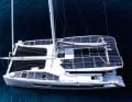 Kajütdach und vordere Decks wurden mit flexiblen, begehbaren Solarzellen versehen. Da sie weniger effizient sind als starre Module, wurden sehr viele verbaut. Windgeneratoren sind optional