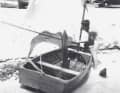 Clifford McKay jr. takelt am Strand von Clearwater den Prototyp des Optimist Pram auf, um damit die erste Probefahrt zu unternehmen