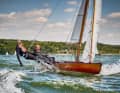 Nel trapezio: il dinghy da regata di 10 metri quadrati è riconoscibile dalla N nella vela. Il suo regolamento di costruzione specifica solo la superficie velica e alcuni spessori di materiale per lo scafo.