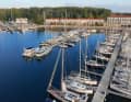 La marina de Boltenhagen avec sa cale de mise à l'eau, son bureau portuaire et l'hôtel Lindner adjacent.