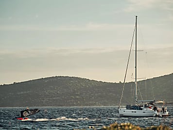 Mit Segelboot und Surfbrett durch die Inselwelt Kroatiens