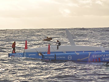 Wie die spektakuläre Rettung des gekenterten Ocean-50-Tris gelang