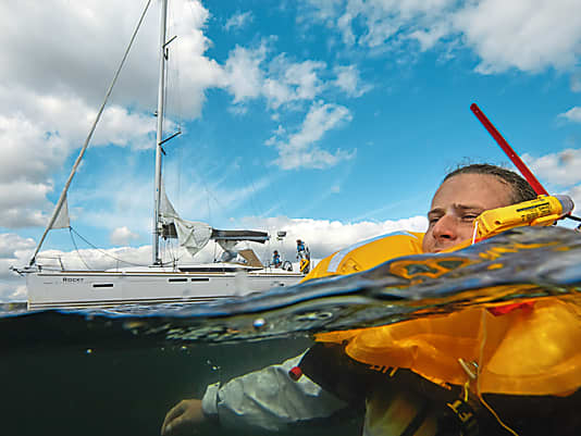 Seenotfall: Einhandsegler geht über Bord – und kann mit Glück gerettet werden