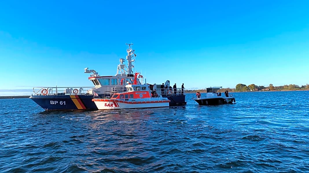Havarie: Motorboot verliert Außenborder - Seenotretter und Polizei retten Crew