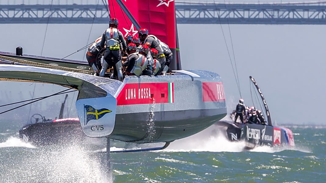 America's Cup Louis Vuitton Cup zwei Boote am Start YACHT