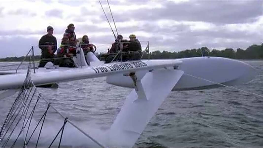 Rekord-Trimaran: Das Segelboot l'Hydroptère in Kiel