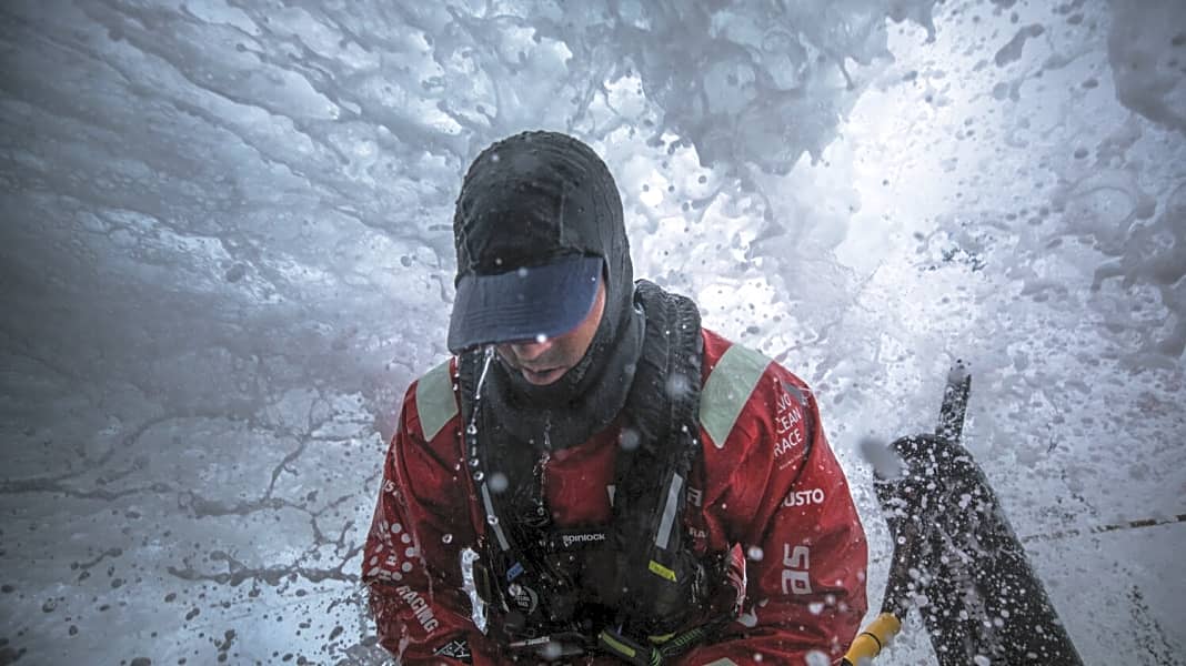 Volvo Ocean Race: Brutale Bilder aus dem Sturm, AkzoNobel ringt mit Bruch
