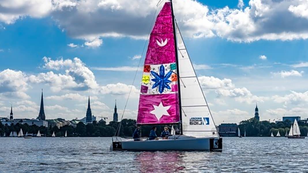 Die segelnde Kunstausstellung: "Sailing #Art4GlobalGoals": Wenn Großsegel zu Leinwänden werden
