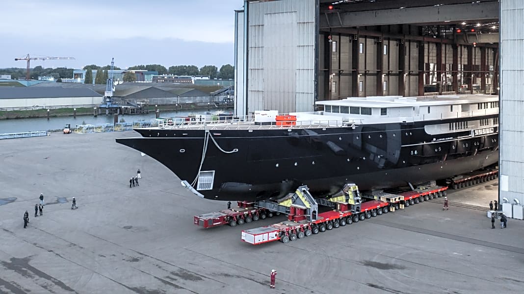 Nach Streit um Brücken-Passage: Jeff Bezos' Mega-Yacht "Y721" heimlich aus der Werft geschleppt