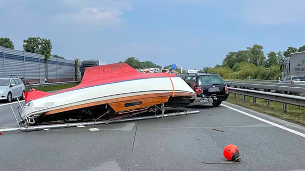 Unfall auf der A1: Ende einer Hängerfahrt: Liegt ein Boot auf der Autobahn ...