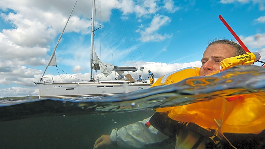 Seenotfall: Einhandsegler geht über Bord – und kann mit Glück gerettet werden