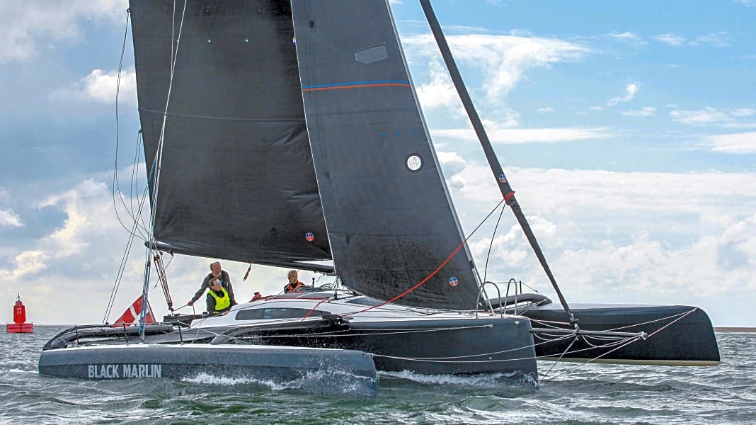 „Black Marlin“: schneller Trimaran für Touren und Silverrudder | YACHT