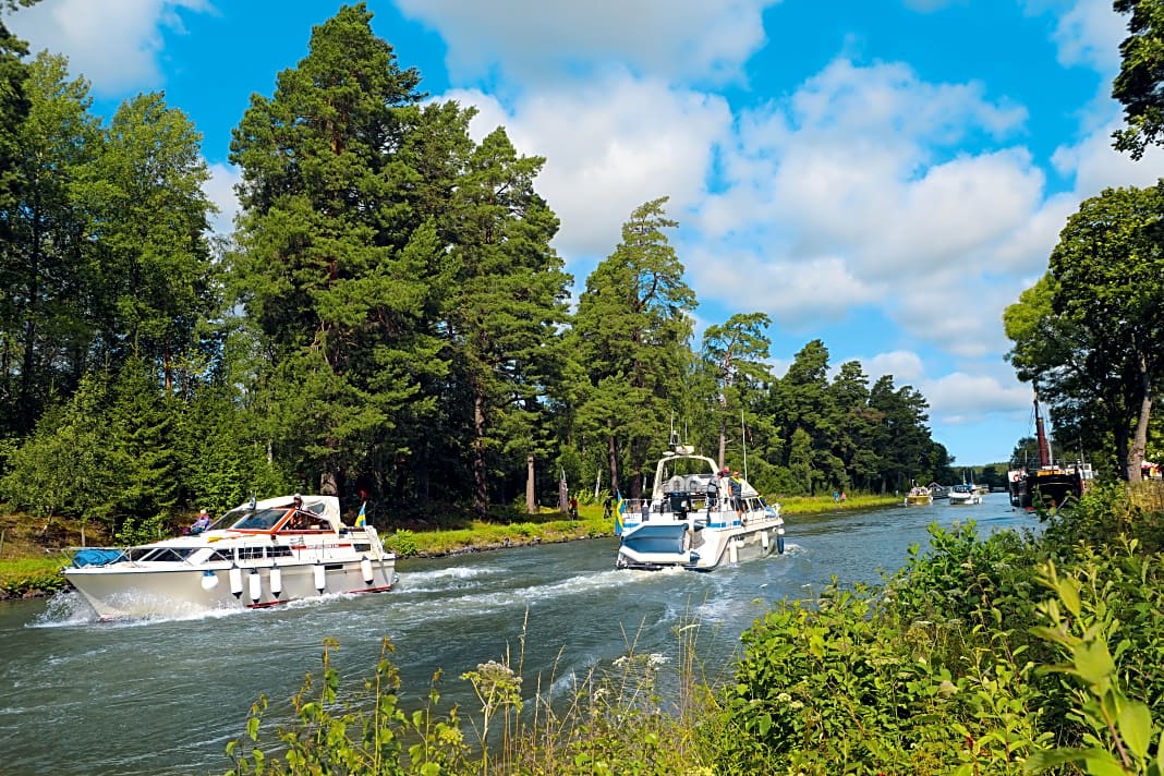 Kommen und Gehen auf dem Västgötadelen, der westlichen Hälfte des Göta-Kanals bei Norrkvarn. Während der nur achtwöchigen Hauptsaison steht die historische Wasserstraße hoch im Kurs