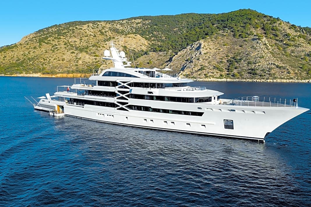 Außenansichten: Der ursprüngliche Ken-Freivokh-Entwurf blieb erhalten. Golden Yachts optimierte den 2007 auf Kiel gelegten Rumpf, verlängerte im Heck um drei Meter und ergänzte die bereits vorhandene Atrium-Säule um das „X“ als Designmerkmal. Die vier Tender reichen von 6,30 bis zehn Meter