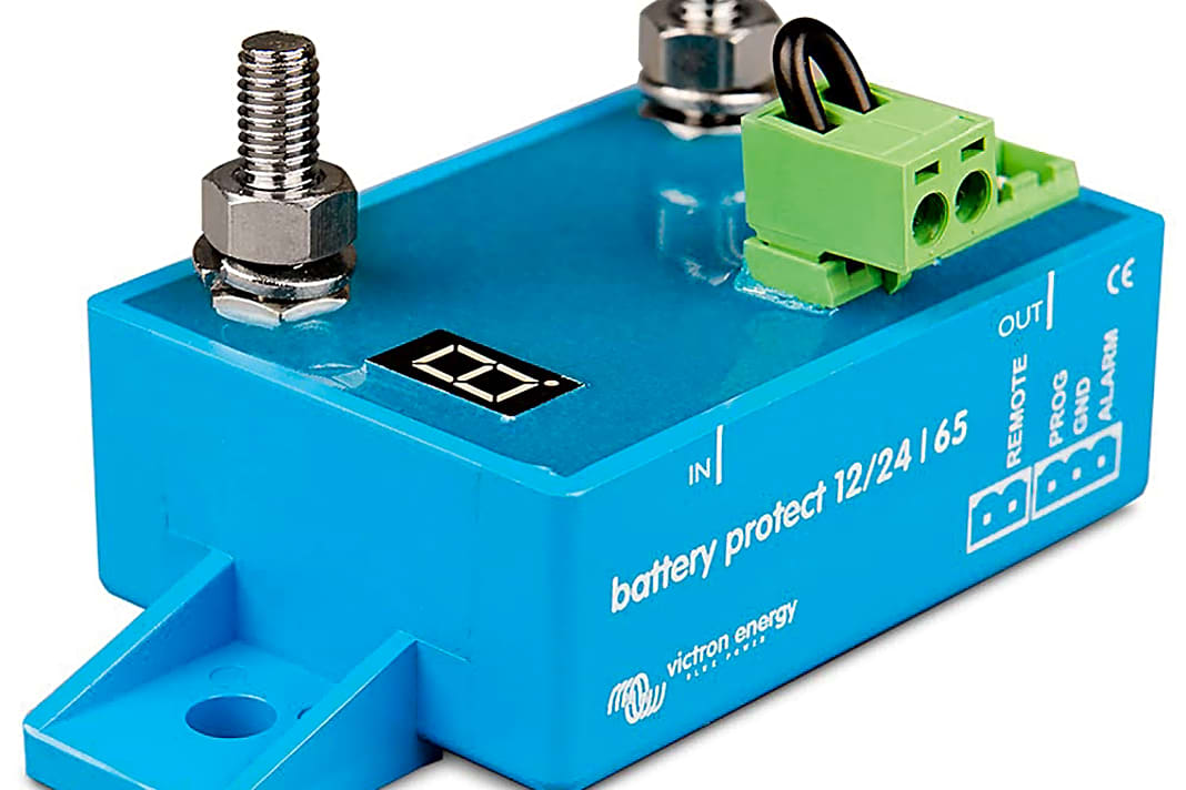 Das kleine Modul Battery Protect von Victron (ca. 62 Euro) kann per Bluetooth programmiert werden und trennt weniger wichtige Verbraucher rechtzeitig von der Batterie, bevor sie zu tief entladen ist
