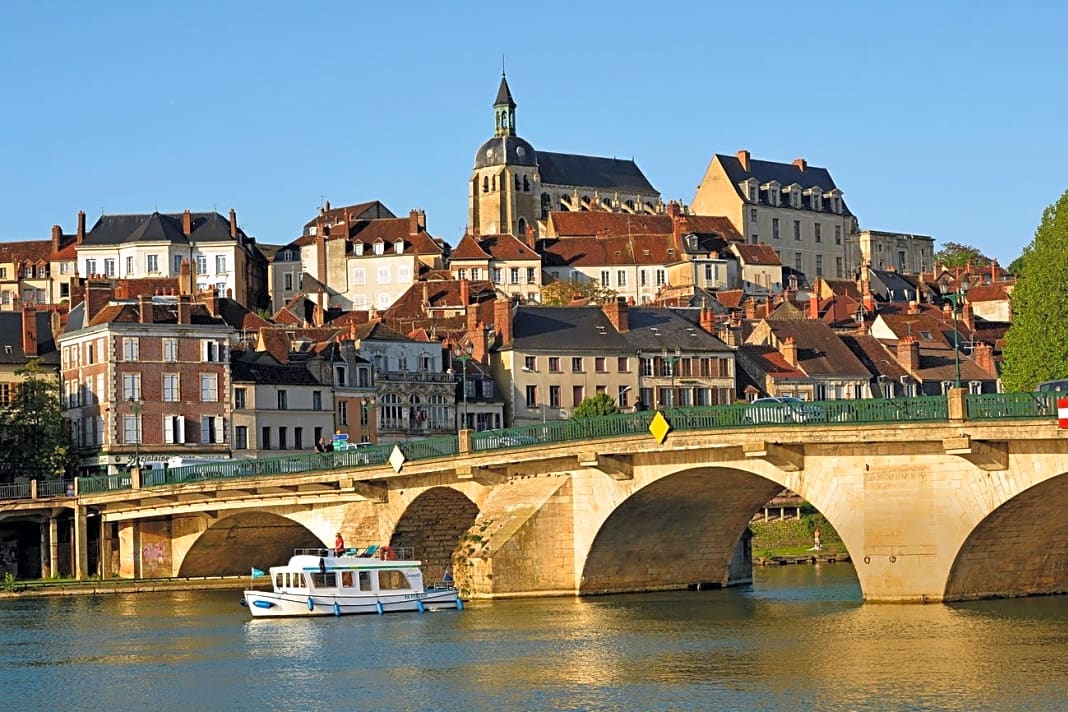 In der Stadt Joigny beginnt unser Chartertörn mit einer Linssen Penichette Evolution auf dem Fluss Yonne. Die Kathedrale und die alte Steinbogenbrücke sind die Wahrzeichen der Stadt