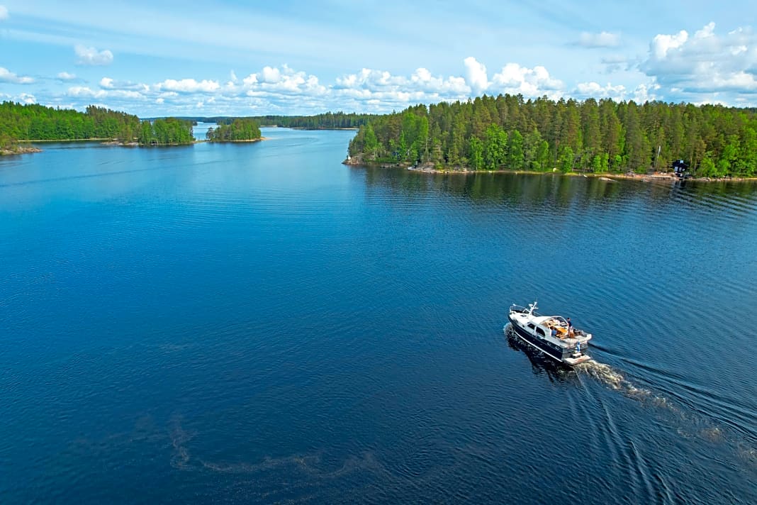 Umgeben von Natur: Südlich der Stadt Savonlinna hält unsere Charteryacht auf eine Durchfahrt zwischen zwei der insgesamt knapp 14.­000 Inseln des Saimaa zu