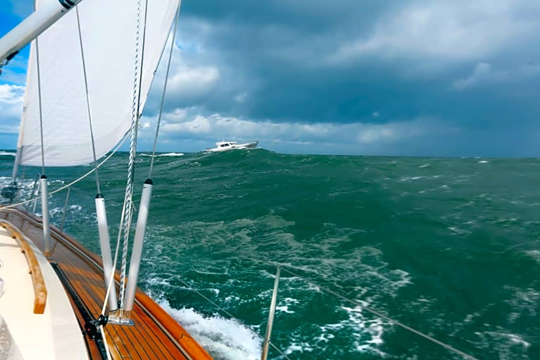 Test für Boote und Besatzungen: Segel- und Motoryacht bei acht Beaufort in schwerer See