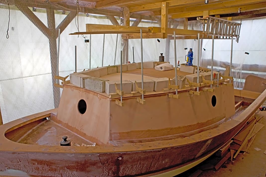 Schwedische Bottenküste: Alaskan-Skiff „Knipse“ vor der Reise im Bau.