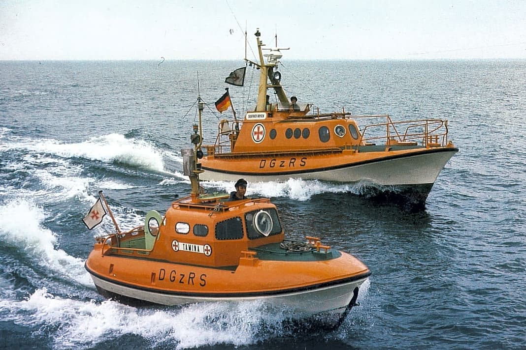Die Seenotrettungsboote „Tamina“ (7m) und „Siegfried Boysen“ (12 m) im typischen Anstrich der Siebzigerjahre.