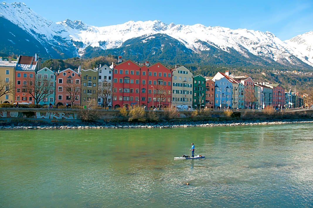 Die verschneiten Berge am Startpunkt Innsbruck bilden zwar eine beeindruckende Kulisse, signalisieren aber auch Kälte.  Bei minus vier Grad startete das Projekt Inn am Tag nach der beschaulichen Testrunde ungemütlich.