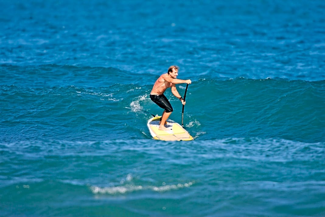 Bild 1: Genau an der richtigen Stelle und im richtigen Moment paddelt er im Surfstance (asymmetrische Fußstellung, Robby ist Goofy Foot, also rechter Fuß vorne) die Welle schräg an.