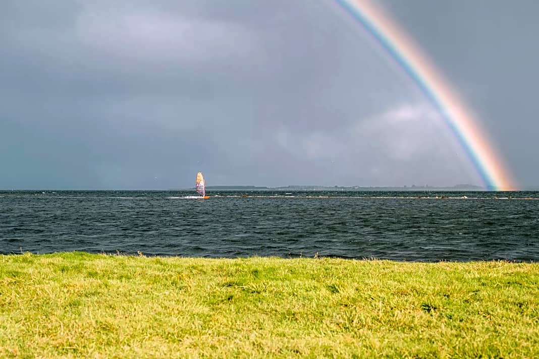 Flachwasser ohne Ende! Am Ende des Regenbogens liegt die Nordsee – das Grevelingenmeer schlängelt sich zwischen Südholland und Zeeland, von der Küste ins Land hinein. Wir stellen euch in diesem Guide ein paar Spots vor, an denen es spiegelglatt ist. | Foto Jaco Kleijwegt
