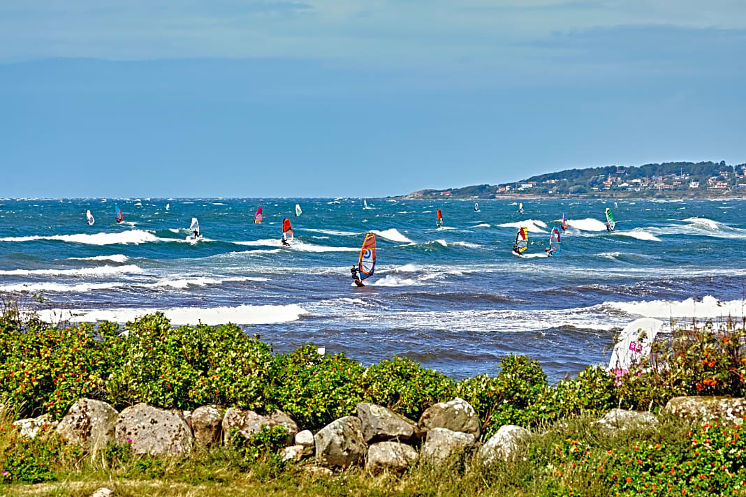 Bei guten Bedingungen trifft sich die große schwedische Surf Community in Vilshärad.