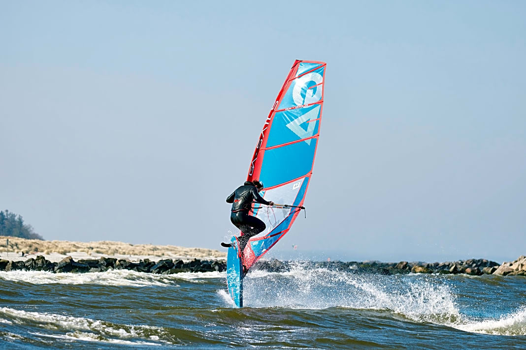 Auf Freemove- oder Freestyle-Waveboards machen Segel  wie das GA-Sails Hybrid am meisten Sinn. Damit sind  auch Loops locker drin
