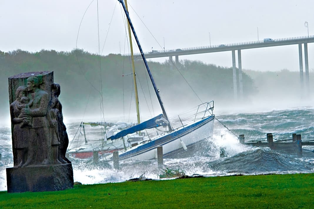 Ein schwerer Herbststurm über der  Ostsee lässt Yachten im Svendborgsund einen wilden Tanz am Steg vollführen