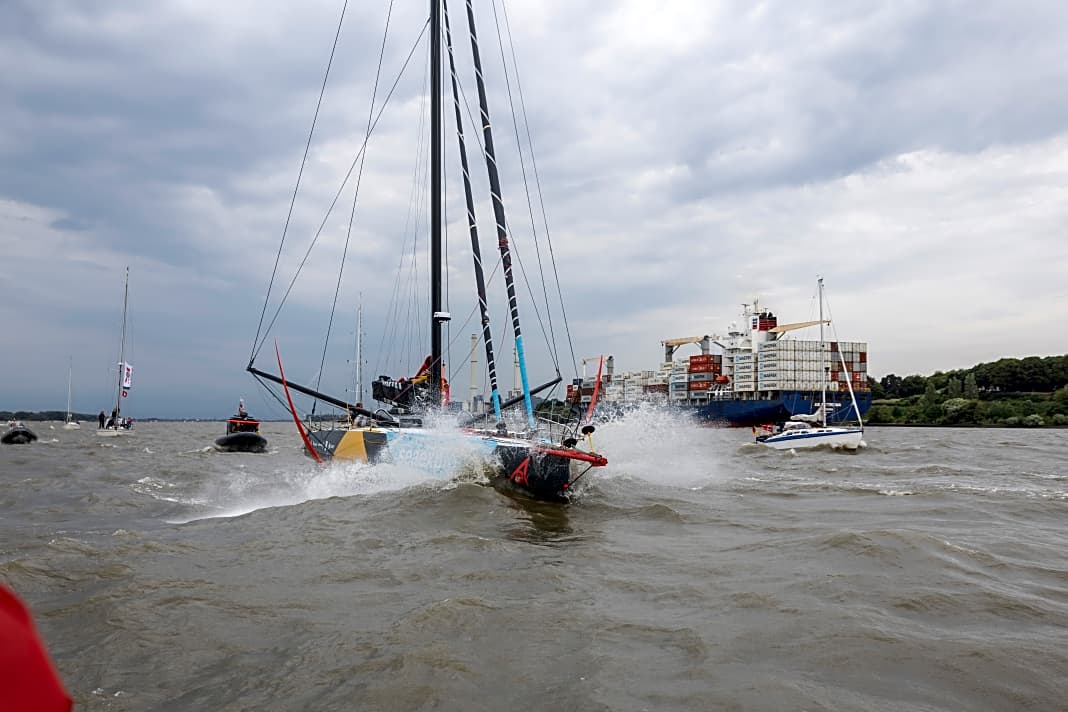 "Malizia – Seaexplorer" kämpft sich auf einer kabbeligen Welle bei Wind gegen Strom Richtung Hamburg