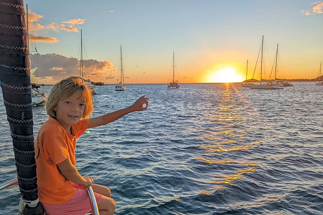 Ein neuer Tag in der Karibik. Die neun­jährige Lotta beobach­tet gut gelaunt den Sonnenaufgang