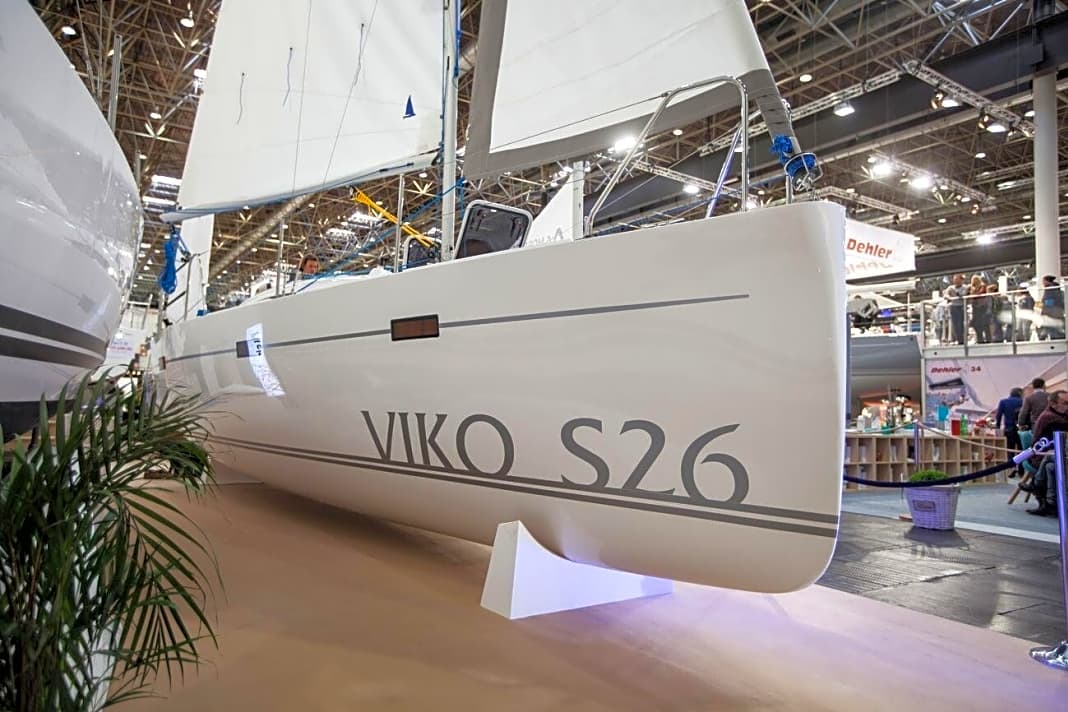 Steiler Steven, hohe Bordwand und Rumpffenster: Für den Grundpreis von 22.190 Euro für die Viko S 26 bekommt man ein Boot mit modernen Linien und viel Volumen. Die Rumpffenster sind aber ein Extra