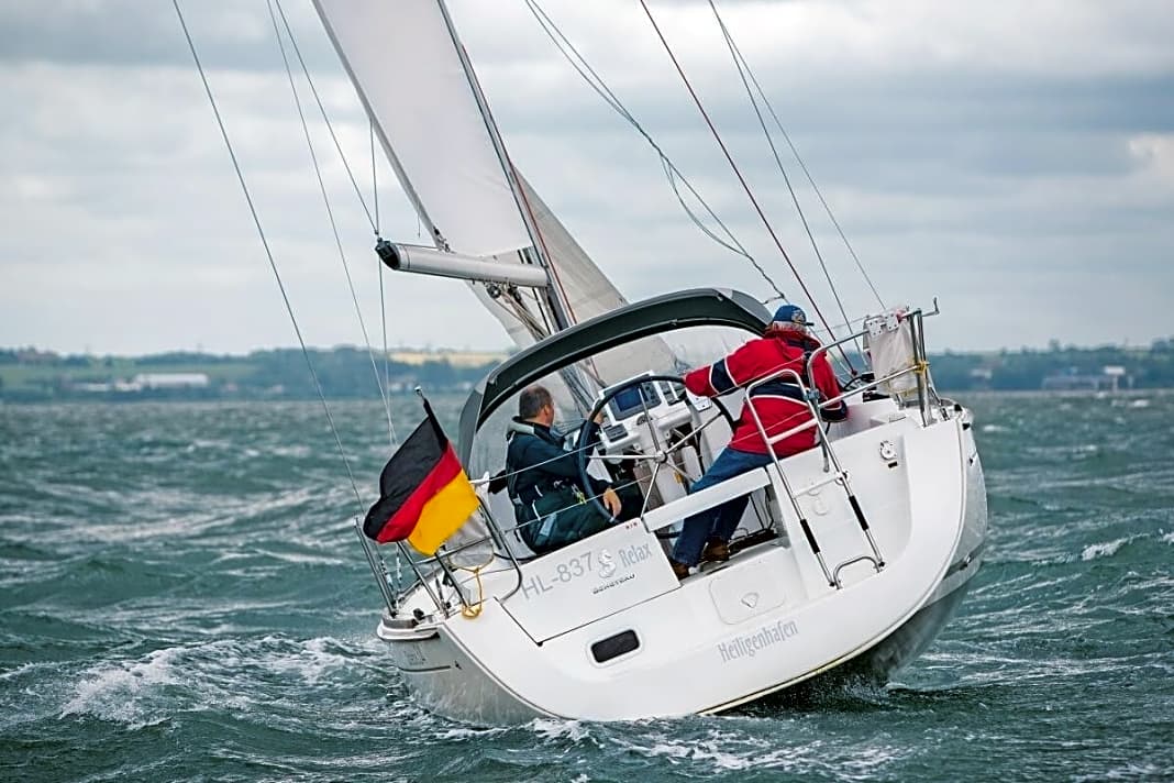 Seemannschaft Beiliegen oder Ablaufen? So liegen Sie im Sturm ruhiger YACHT