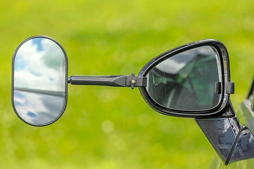 Spiegelverbreiterung: Zusatzspiegel sind oft nötig, um die hinteren Ecken des Gespanns sehen zu können. Auf gute Klemmung achten. Hohe Qualität liefert der Spezialist Emuk