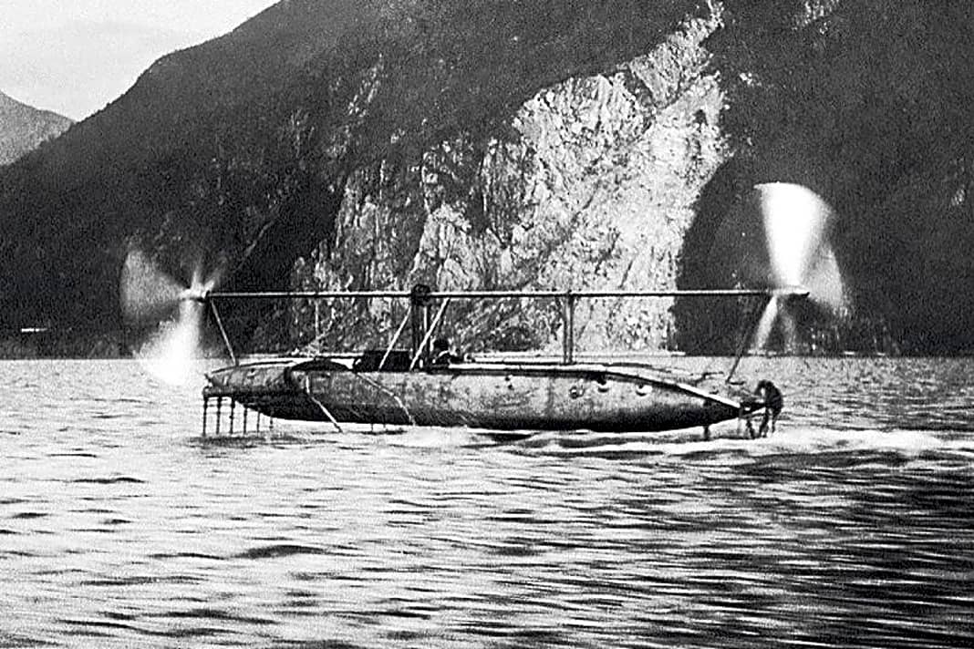 Enrico Forlaninis 1906 entwickelte "Hydroplano 1" erreicht, von einem Motor angetrieben, eine Höchst­geschwindigkeit von 38 Knoten.