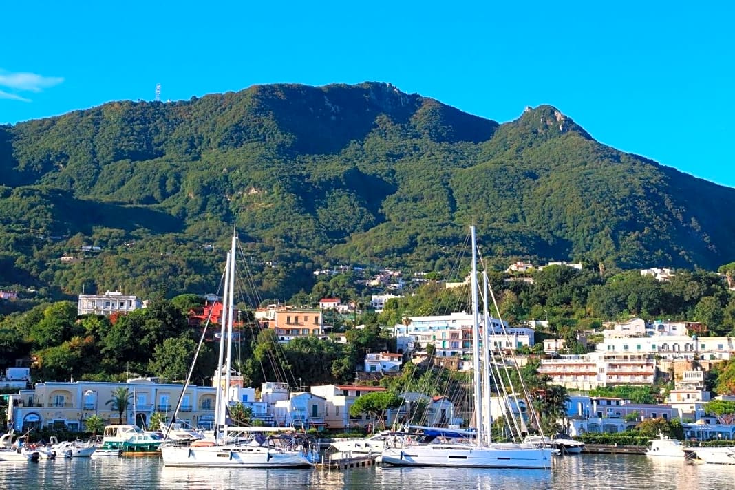 Ischia, hier der Hafen von Casamicciola an der Nordküste, ist eins der Higlights des Reviers