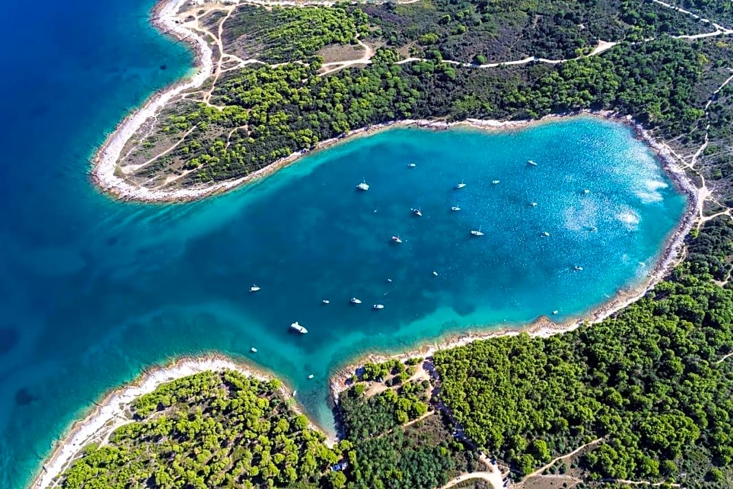 Wegen solch schöner Ankerbuchten lieben Crews Kroatien. Obwohl Istrien weniger Inseln und damit weniger Buchten hat als der Süden, gibt es auch hier tolle Plätze