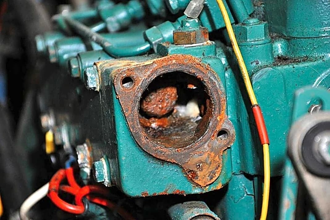 Korrosion

 Einkreisgekühlte Motoren rosten häufig von innen nach außen durch. Nach gut 20 Jahren ist in der Regel ein Austausch fällig. Motoren mit Zweikreiskühlung halten länger durch. 