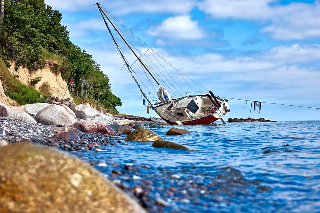 Hoch und trocken: gestrandete Yacht eines Einhandseglers vor der Insel Langeland