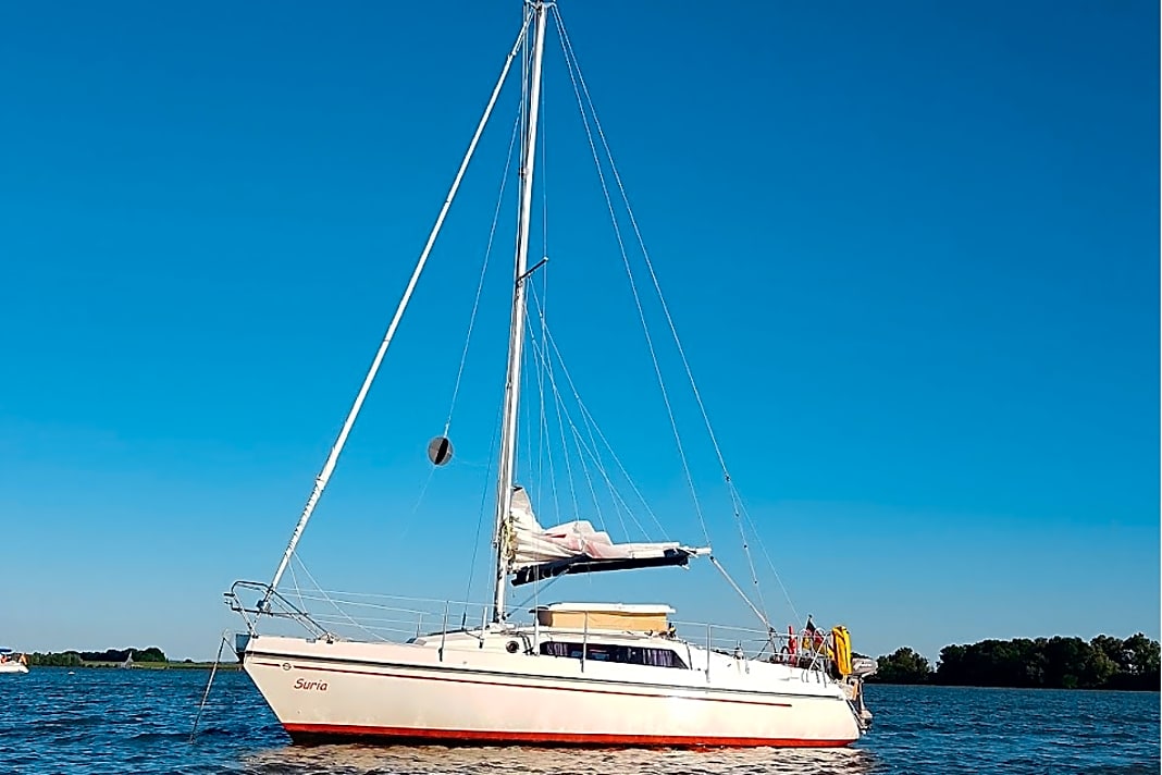 Das Boot: Der Skipper hatte seine Sunbeam 25 „Suria“ von 1987 mit Festkiel und 1,25 Meter Tiefgang 2013 gekauft. Dank Hubdach hat das 7,70 Meter lange Boot im Salon sogar Stehhöhe