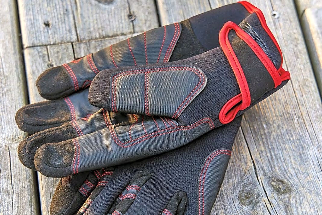 Neopren-Handschuhe mit Lederbesatz Liegt die Lufttemperatur knapp über null, sind auch Steuerrad und Pinne nicht viel wärmer. Gute Handschuhe sind essenziell
