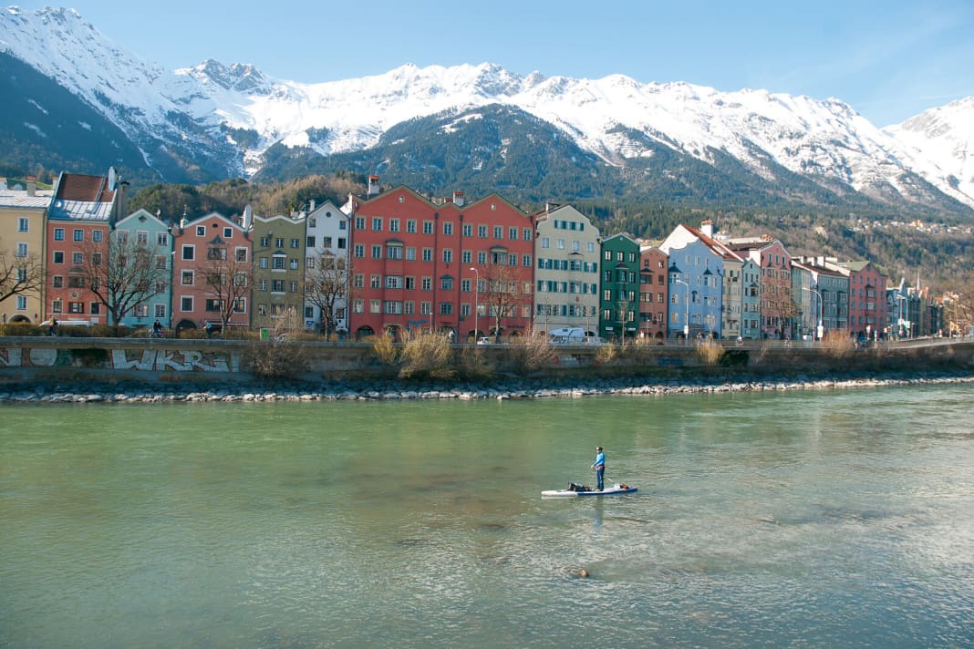 Die verschneiten Berge am Startpunkt Innsbruck bilden zwar eine beeindruckende Kulisse, signalisieren aber auch Kälte.  Bei minus vier Grad startete das Projekt Inn am Tag nach der beschaulichen Testrunde ungemütlich.