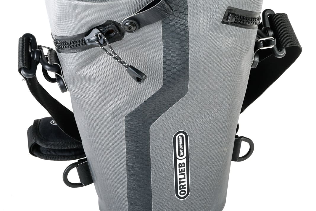 Ortlieb V-Shot | www.ortlieb.de | 139,95 Euro. Schluckt locker eine Profi-Kamera mit Standard Zoomobjektiv. Mit Gurt oder am Gürtel zu tragen, solide gepolstert und wasserdicht! Für Fotografen, denen Blende und Zeit wichtiger sind als Snapshot und Instagram.